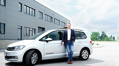 Daniel Wiesner mit Firmenauto