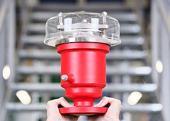 Flammschutzarmatur Zwei Hände halten Flammschutzarmatur vor Treppe