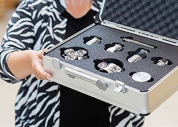 Sieglinde Vorhauer, Gruppenleiterin Düsentechnik bei HENNLICH, mit dem DryMaster Musterkoffer.