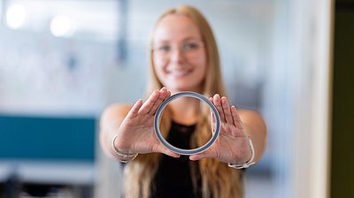 Bianca Krautzer hält eine Pneumatikdichtung mit beiden Händen