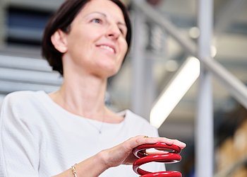 Doris Jodlbauer hält technische Feder in der Hand