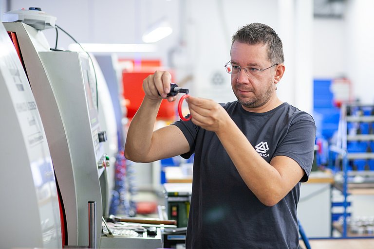 Alexander Pucher, CNC-Dreher bei HENNLICH, bei der Arbeit an einer CNC-Maschine