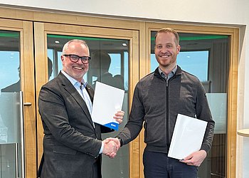 SMC Kooperation Robert Angel von SMC und und Markus Zebisch von HENNLICH Global bei der Vertragsunterzeichnung in Suben.
