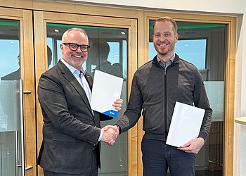 SMC Kooperation Robert Angel von SMC und und Markus Zebisch von HENNLICH Global bei der Vertragsunterzeichnung in Suben.