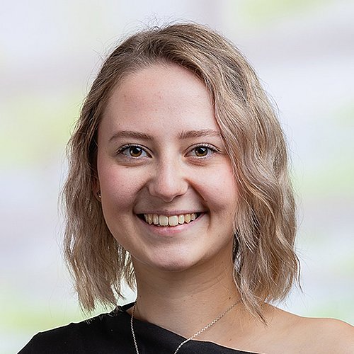 Maria Ratzenböck Maria Ratzenböck, Empfang, Interne Services bei HENNLICH Österreich