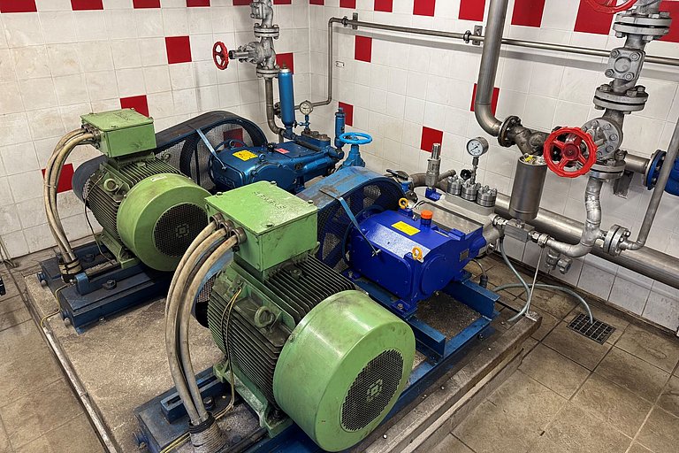 Die neue Pumpe (vorne) versorgt die Hutterer Böden zuverlässig mit Wasser. Foto: Gemeinde Hinterstoder