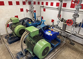 Die neue Pumpe (vorne) versorgt die Hutterer Böden zuverlässig mit Wasser. Foto: Gemeinde Hinterstoder